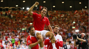 Severin-Luthi-Roger-Federer-e-Stan-Wawrinka-festeggiano-laccesso-alla-finale-di-Coppa-Davis-672x372